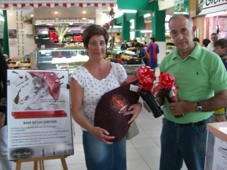La agraciada en la tercera lluvia de jamones y vino es Doña Carmen García Íñiguez 