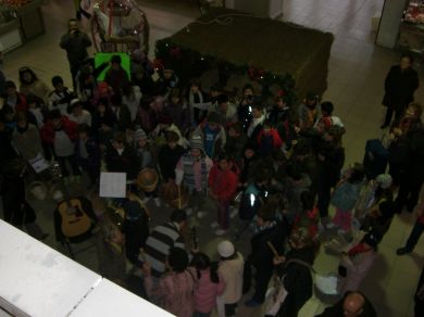 Alumnos Colegio el Romeral pidiendo el aguinaldo en el Mercat