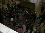 Alumnos Colegio el Romeral pidiendo el aguinaldo en el Mercat