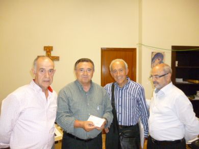 Entrega de 270 € a CARITAS