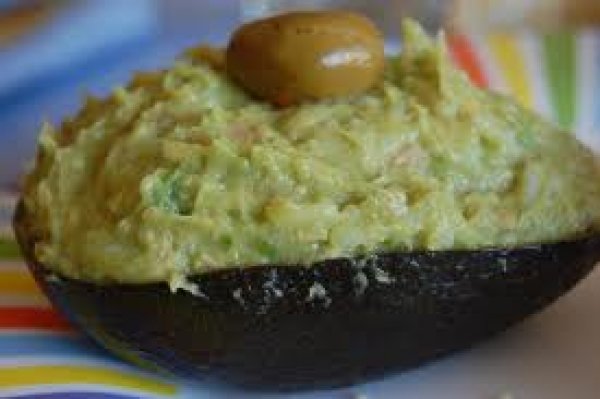 Aguacates rellenos de atún