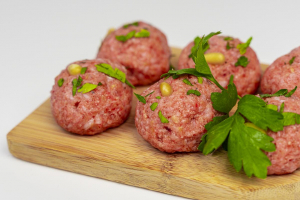 Albondigas caseras de 80% pollo y 20% magro con especias, pan y huevo