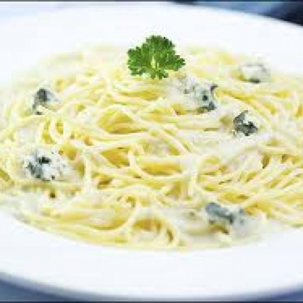 Tallarines con pechuga roquefort