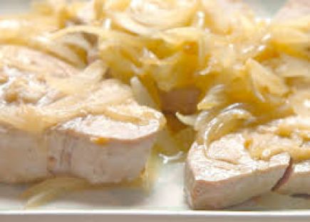Atún encebollado