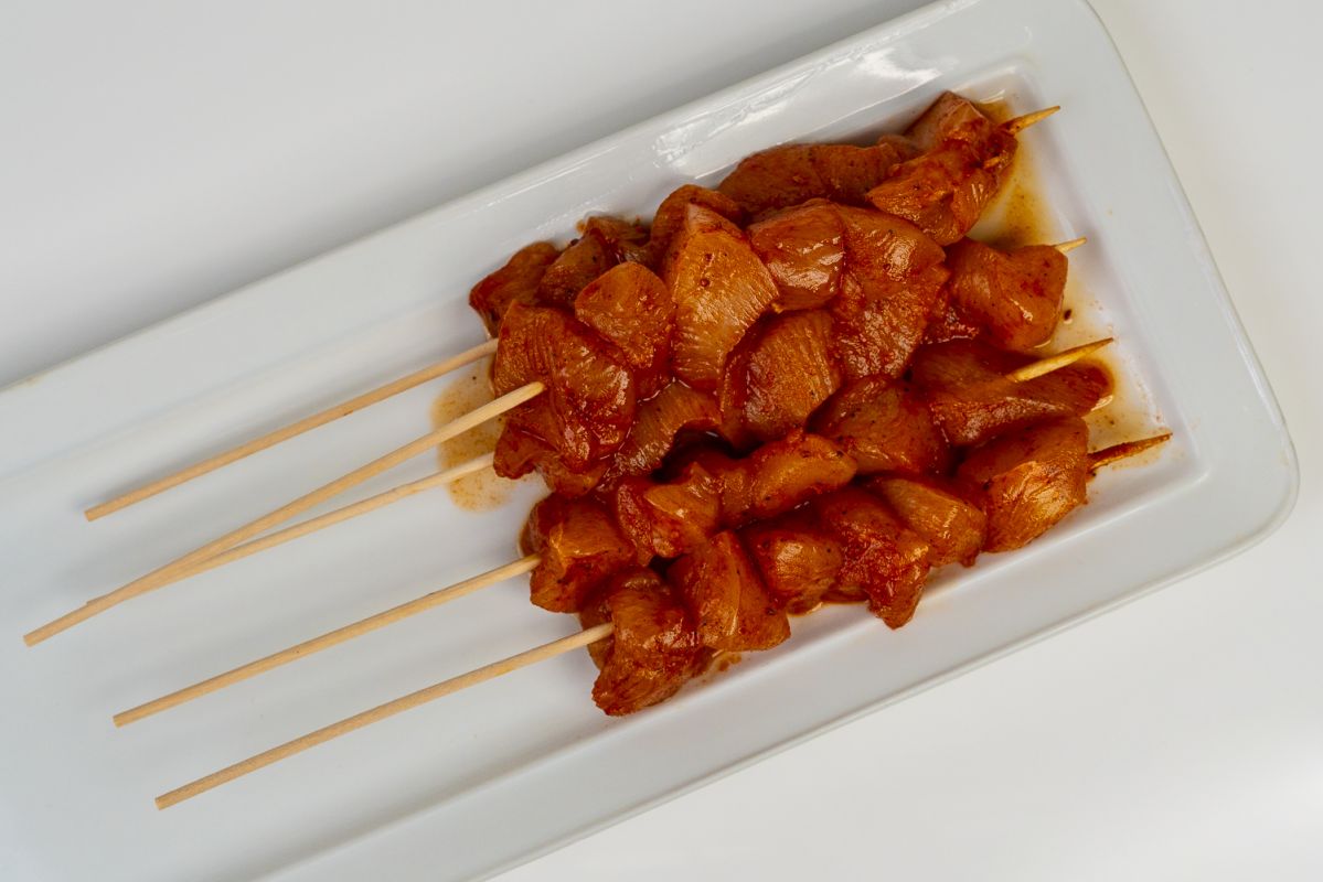 Pinchos de pechuga de pollo adobados pimentón. 1 pincho 0,70€ aprox