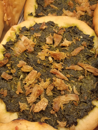 Coca redonda de espinacas con atún 