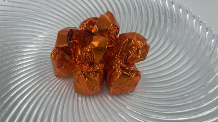 Bombón  chocolate puro relleno de turrón liquido.