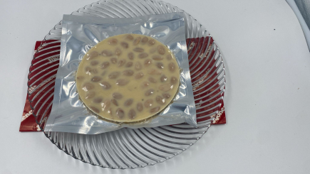 Torta chocolate blanco con almendra Marcona entera 200g